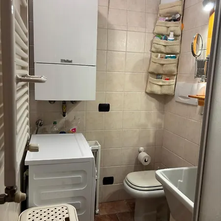 Апартаменты Cozy Near Como, Sleeps For 2 *