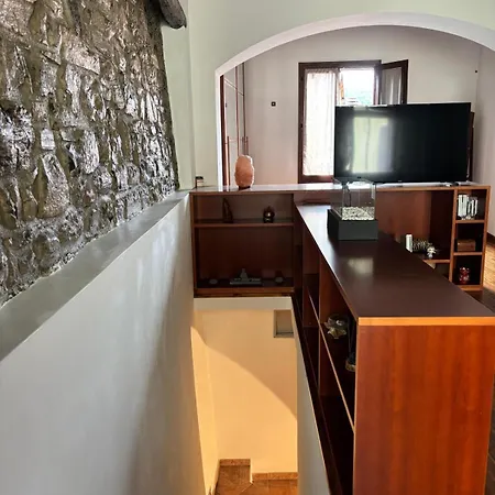 Апартаменты Cozy Near Como, Sleeps For 2