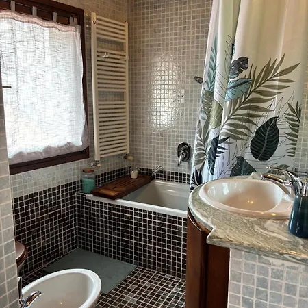 Cozy Near Como, Sleeps For 2 *