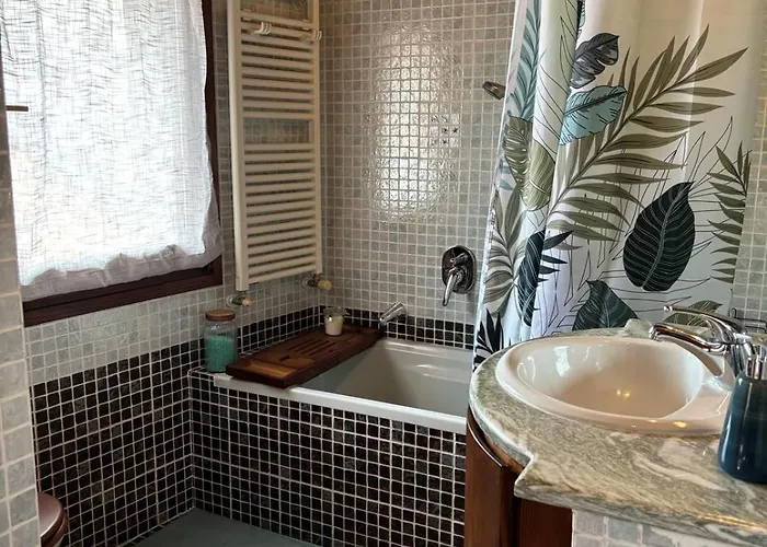 Cozy Near Como, Sleeps For 2 *